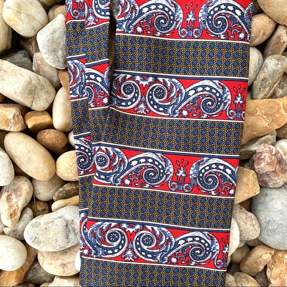 Burberrys Men’s Red/Blue Patterned Tie - Picture 2 of 6